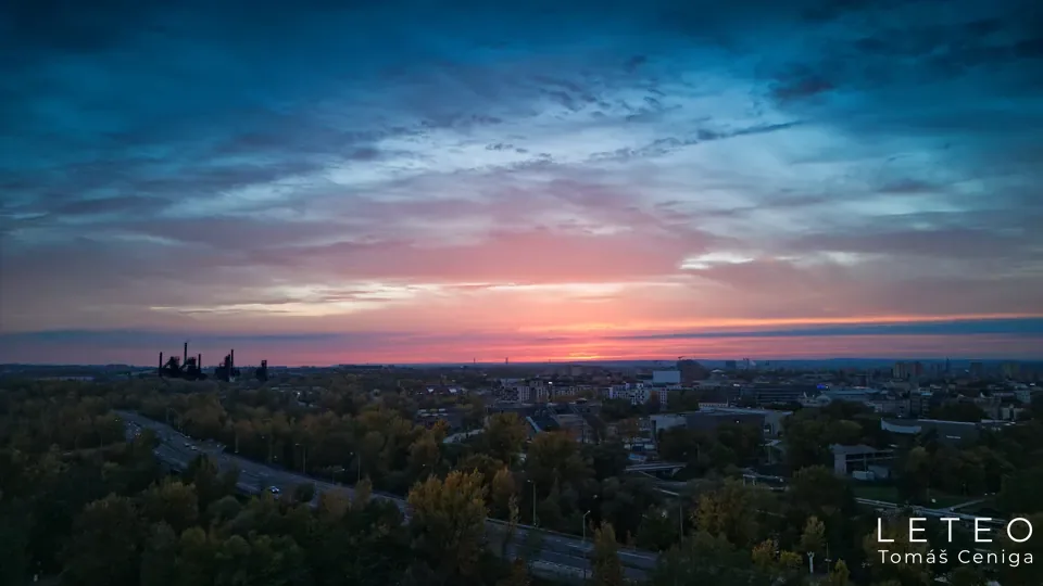 Letecké foto západu slunce nad Ostravou se siluetou Dolních Vítkovic