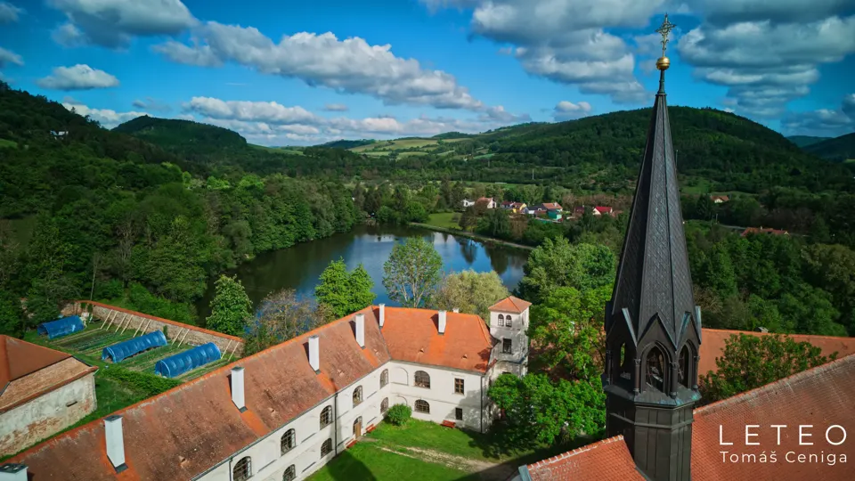 Dronové foto kláštera Porta Coeli, věž a říční krajina, Tišnov