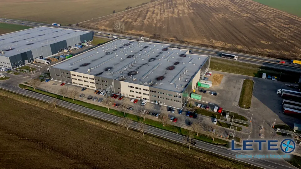 Dronové foto průmyslového areálu VGP Rajhrad z výšky