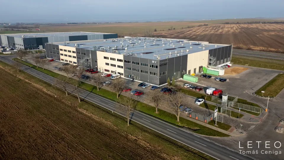 Letecké foto haly VGP Rajhrad, logistický areál