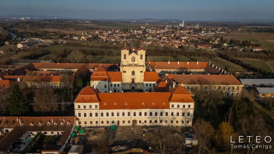 Letecké foto kláštera Rajhradice z dronu, Brno-venkov